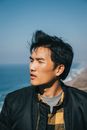 海边一名男子随意享受阳光的肖像