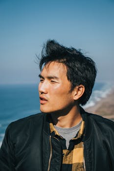 海边一名男子随意享受阳光的肖像