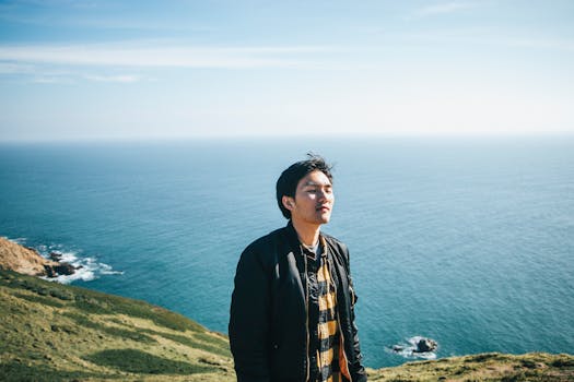 一名男子沐浴着阳光，在海边享受宁静的时刻