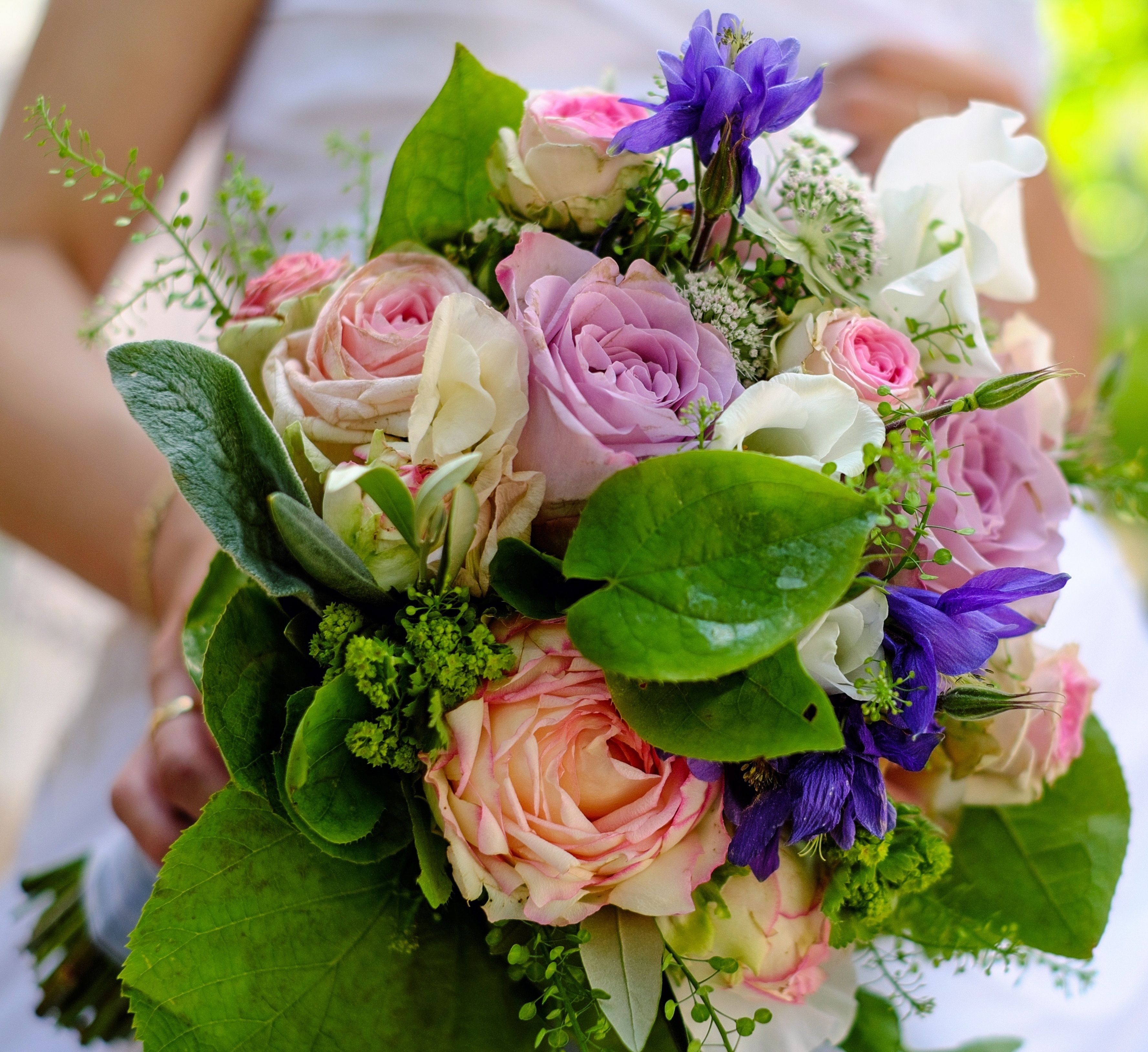 Bouquet di fiori freschi appena preparato