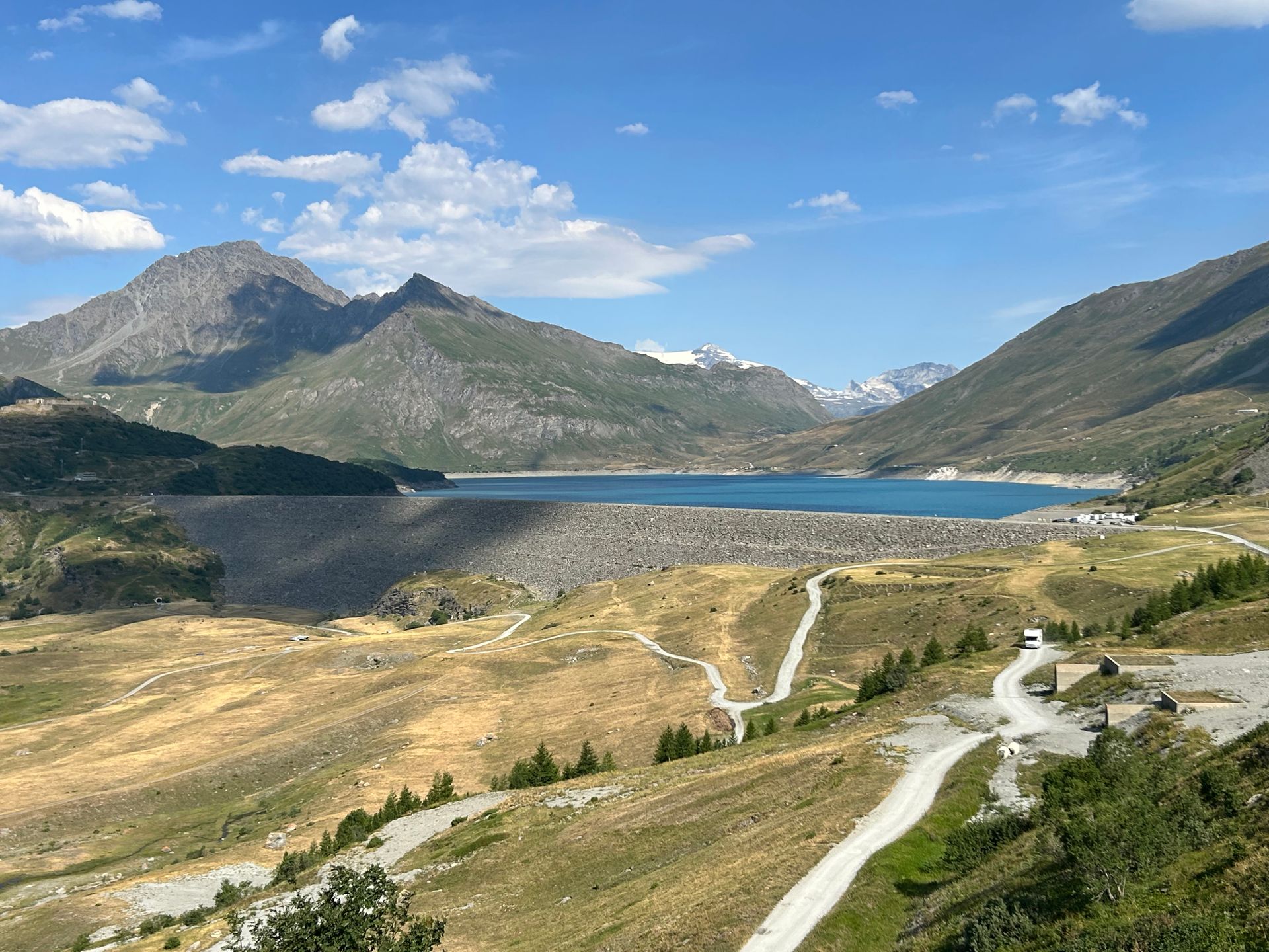 Lac de montagne paisible à Val-Cenis, dans les Alpes françaises