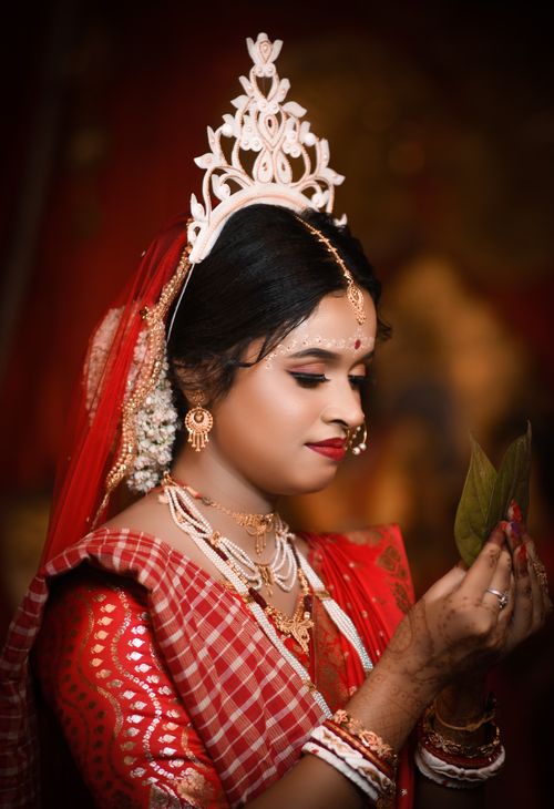 Free A beautiful Bengali bride in traditional attire with floral jewelry and cultural adornments. Stock Photo