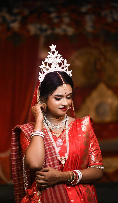 Free Beautiful Bengali bride in red saree and jewelry, showcasing traditional attire and elegance. Stock Photo