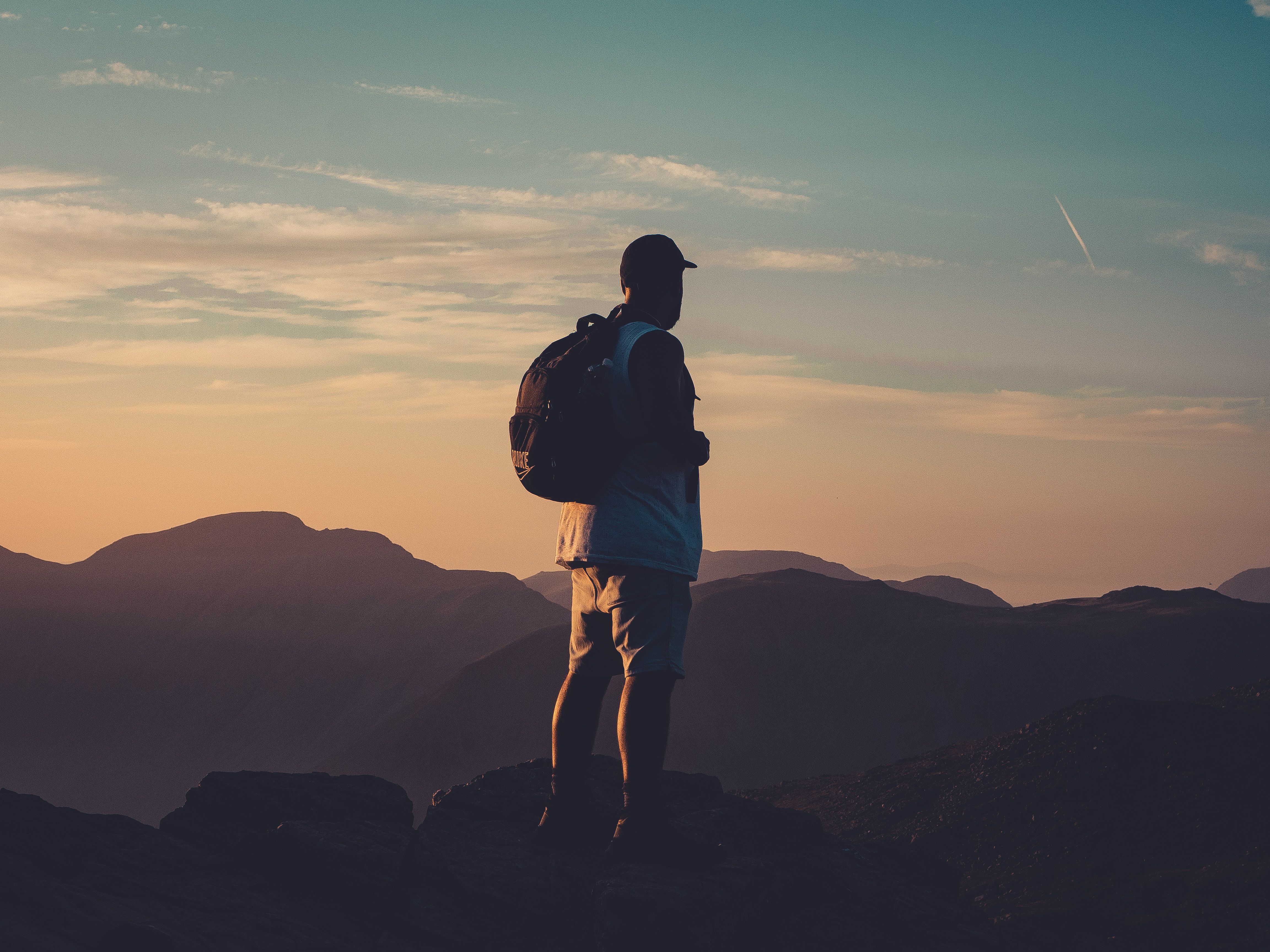Wanderer auf Berggipfel mit Fjordblick