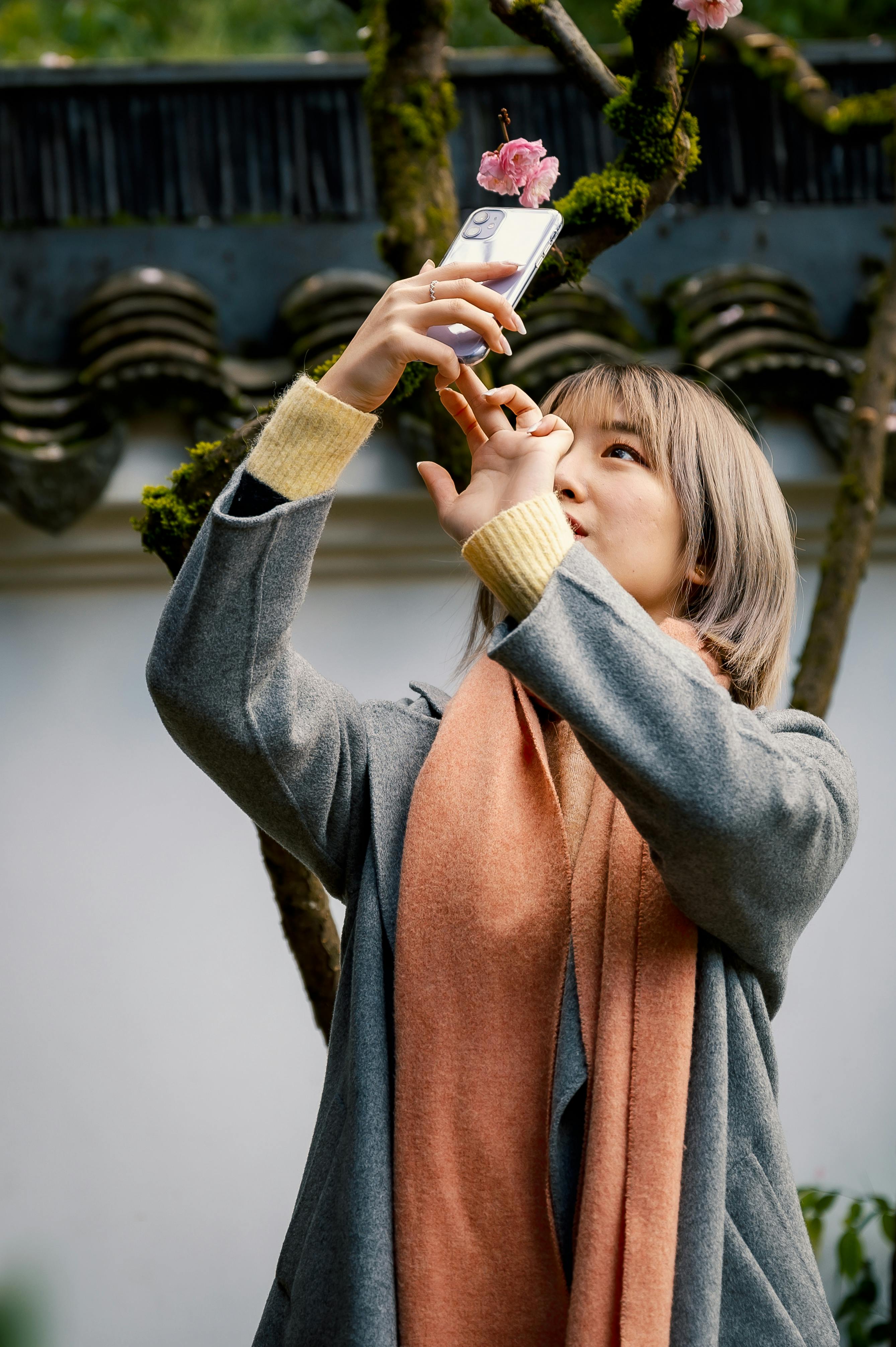 一名成年女性在宁静的花园里捕捉到了户外的瞬间
