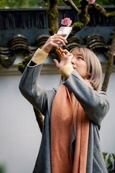 一名成年女性在宁静的花园里捕捉到了户外的瞬间