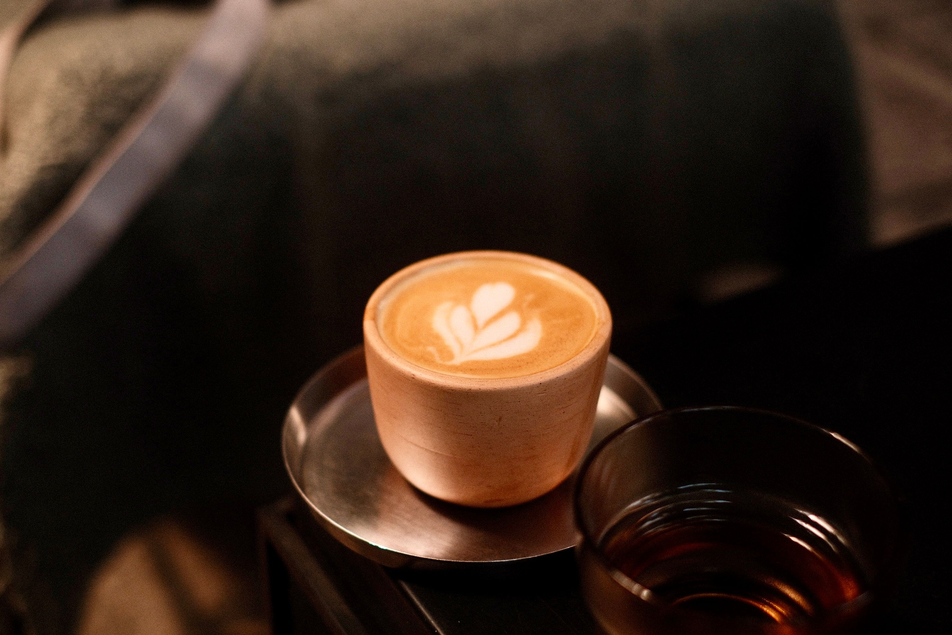 Gemütliches Café mit frisch gebrühtem Kaffee