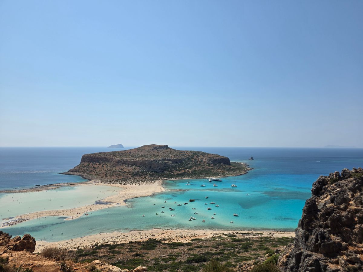 Laguna cu limba de nisip si gradient turcoaz spre albastru