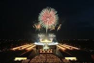 除夕的户外庆祝活动中，绚丽的烟花照亮了夜空