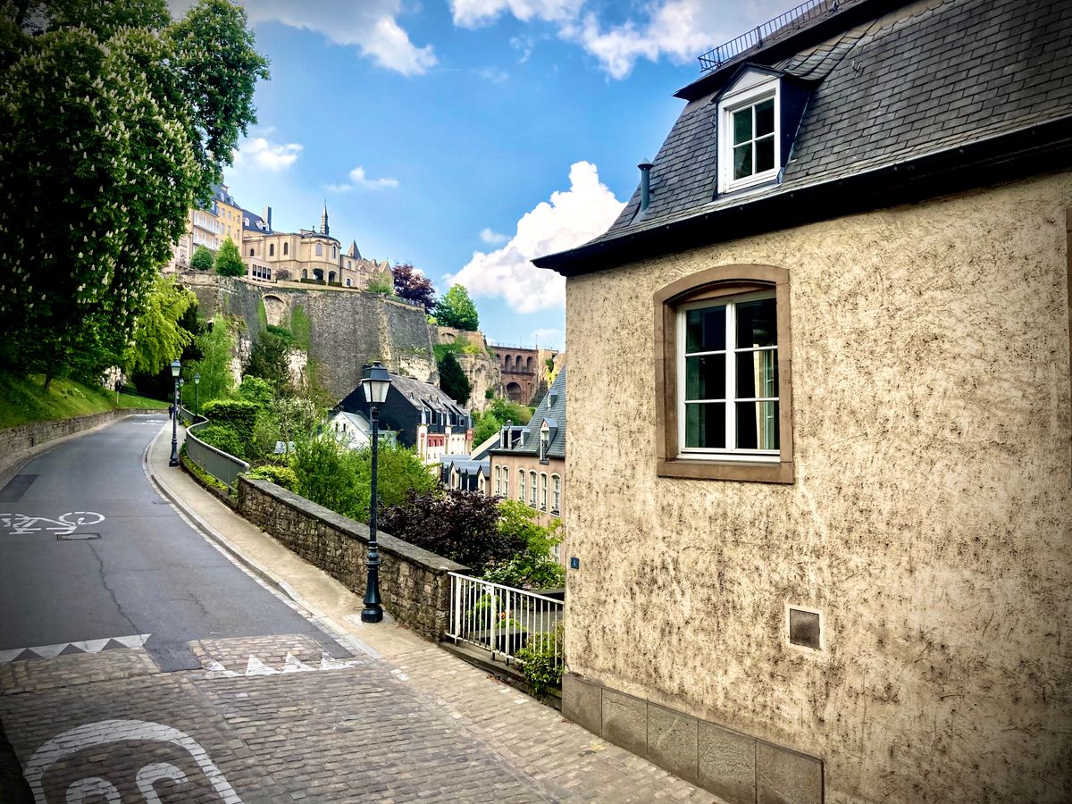 Stradă pietruită din orașul vechi al Luxembourgului, mărginită de clădiri istorice