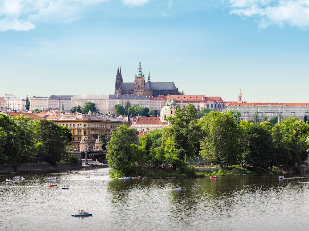 Darmowe zdjęcie z galerii z błękitne niebo, budynki, fotografia lotnicza