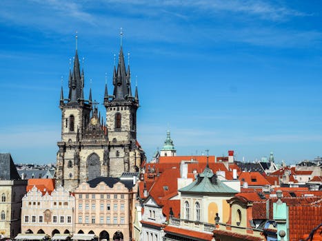 从空中俯瞰，泰恩圣母教堂和布拉格色彩缤纷的城市屋顶尽收眼底