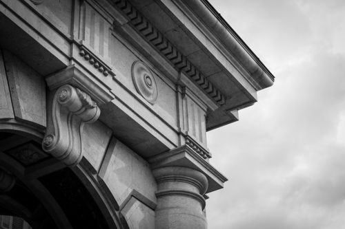 Free Explore the intricate details of a classic architectural arch captured in black and white, showcasing timeless elegance. Stock Photo