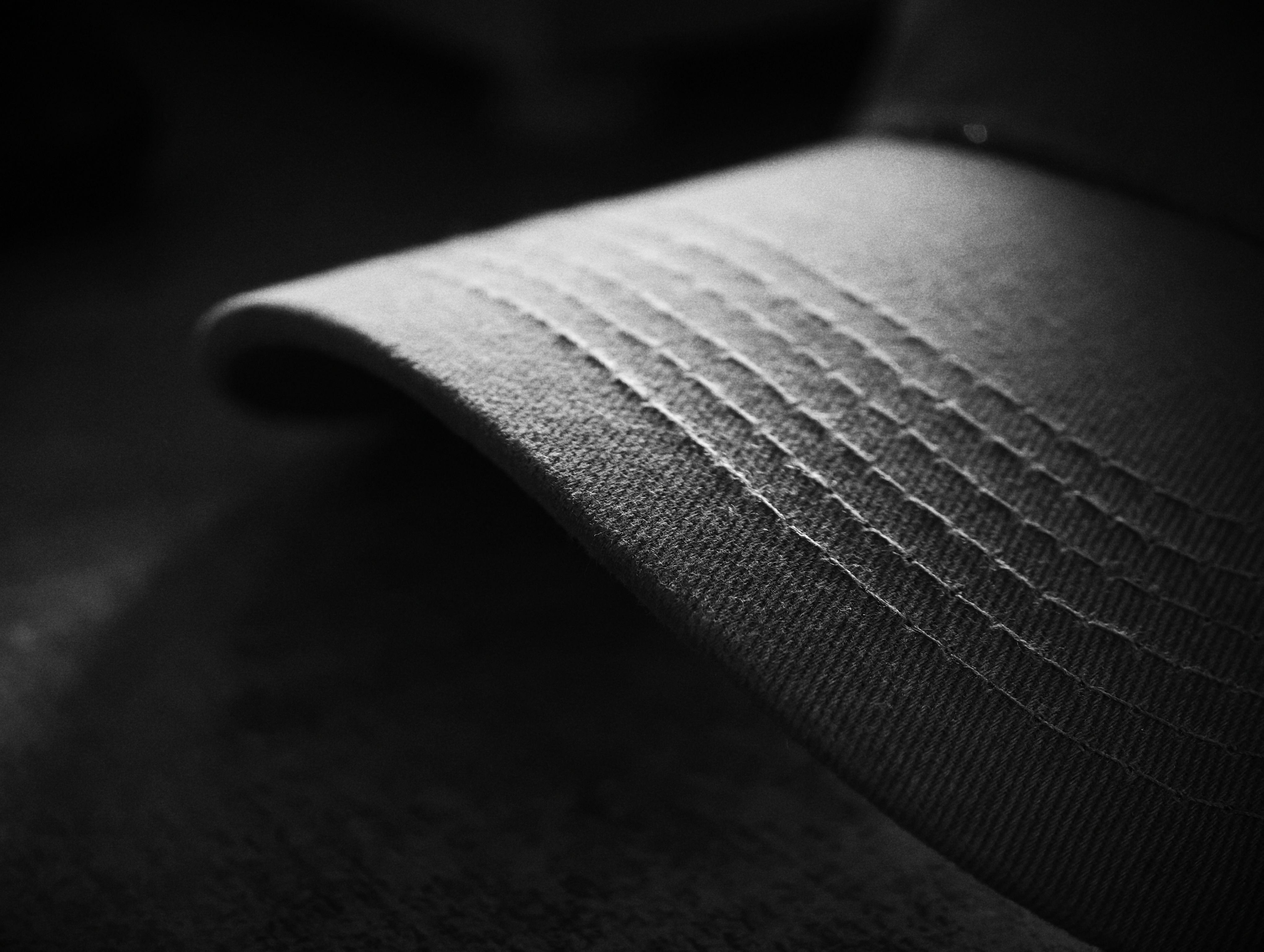 Gros plan sur la visière et les coutures d'une casquette à entretenir