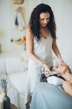 在宁静的水疗环境中享受舒缓的面部按摩，有助于放松身心、促进健康