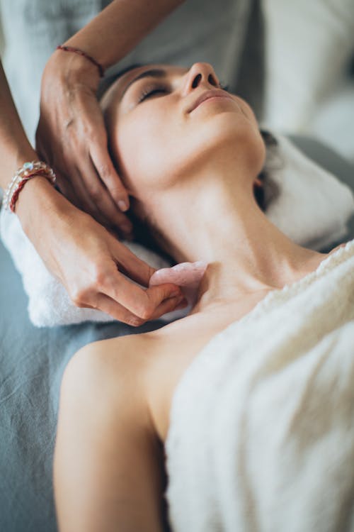 Gratis arkivbilde med badehåndkle, gua sha, hender