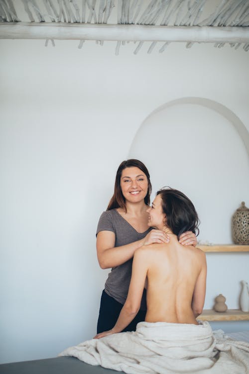 Fotobanka s bezplatnými fotkami na tému chrbát, dotýkanie, držanie