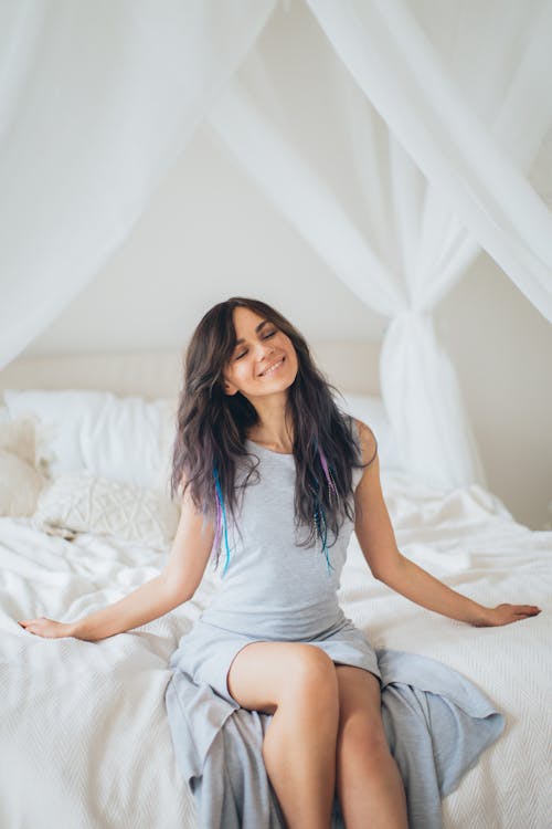 Kostenloses Stock Foto zu augen geschlossen, bett, drinnen