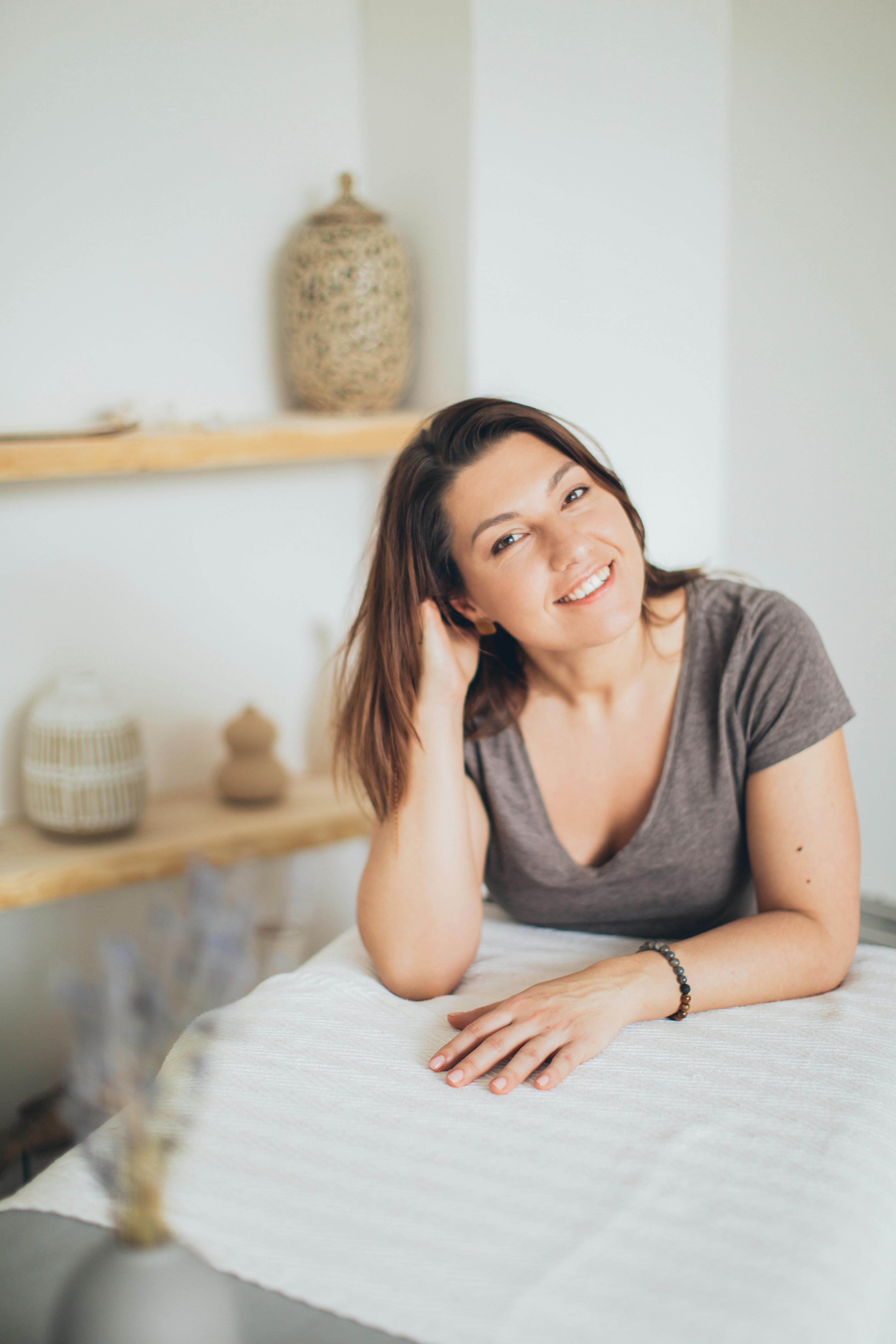 평화롭게 명상하는 사람