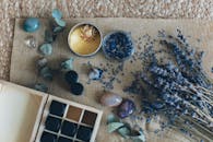 扁平状的天然元素——熏衣草、浴盐和芳香疗法，营造出放松而平静的静物氛围