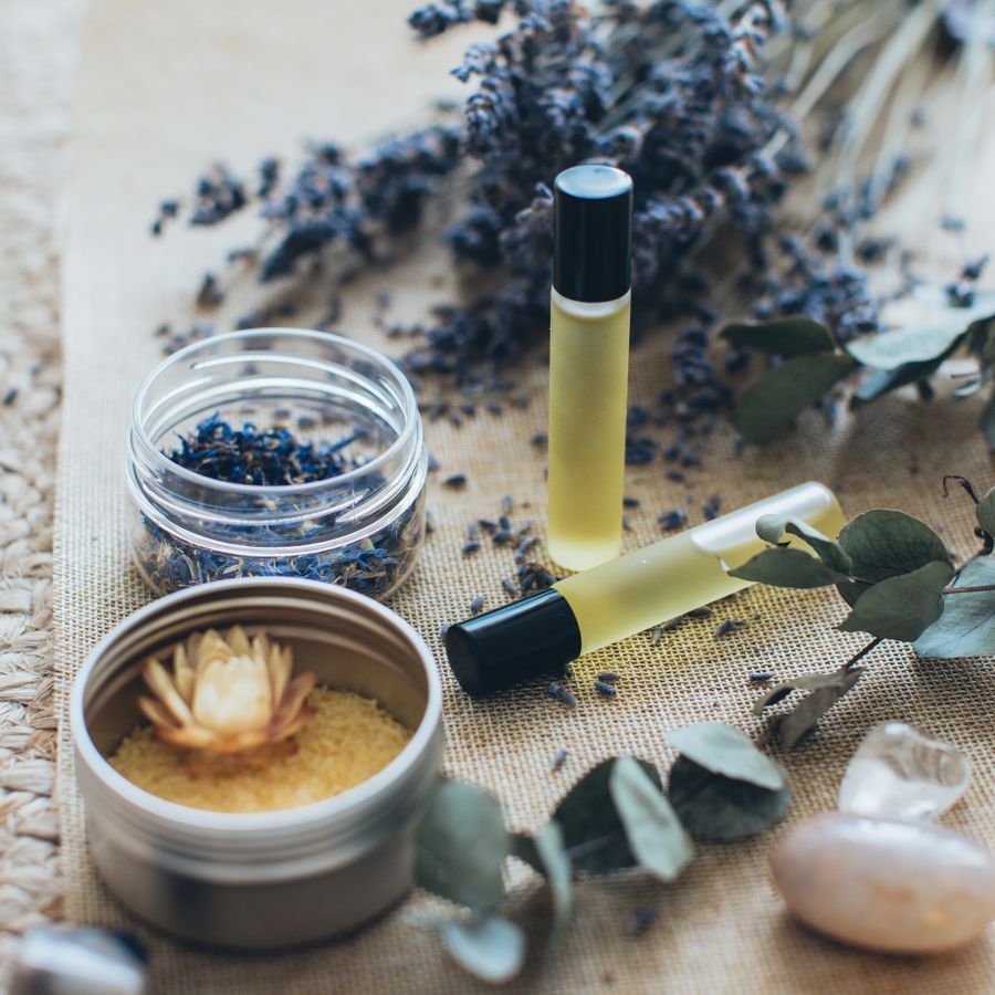 Frascos de aceite esencial con lavanda seca y piedras