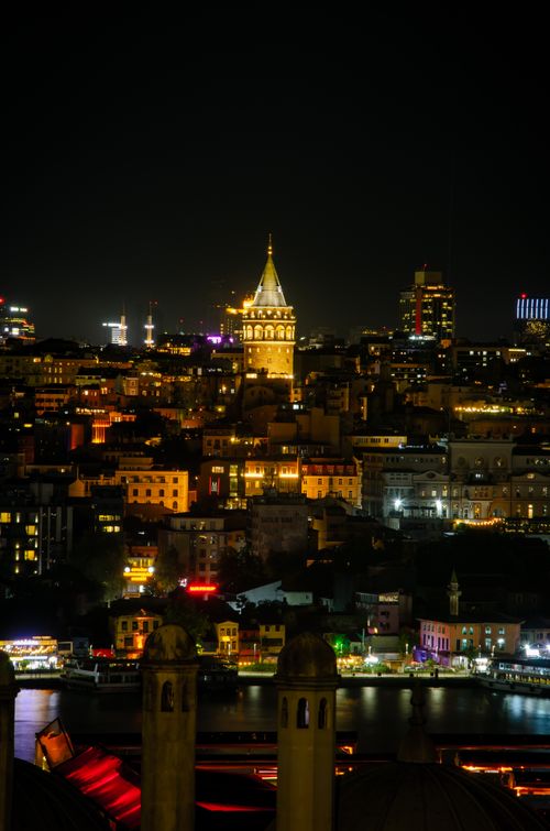 Free A captivating nighttime panorama of İstanbul featuring the illuminated Galata Tower. Stock Photo