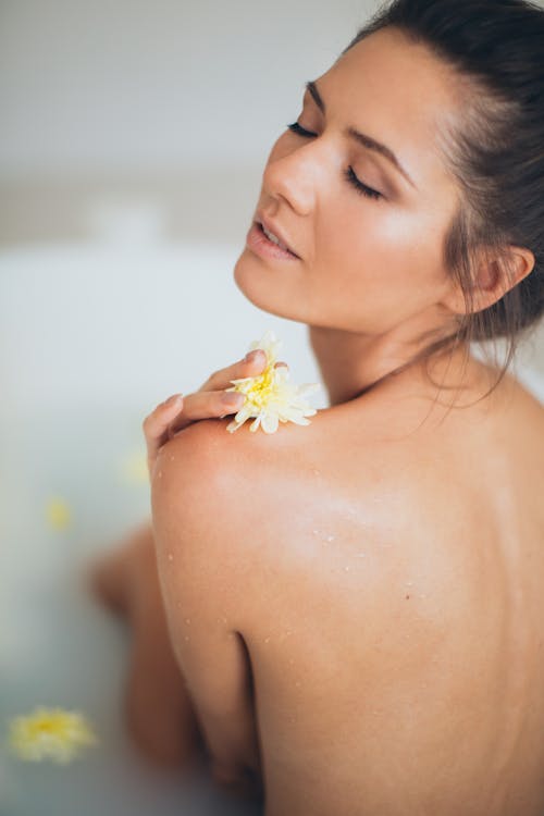 Darmowe zdjęcie z galerii z kąpiący się, kobieta, kwiaty