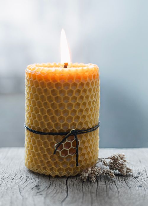 Free A cozy handmade beeswax candle with honeycomb texture, perfect for aromatherapy and relaxation. Stock Photo
