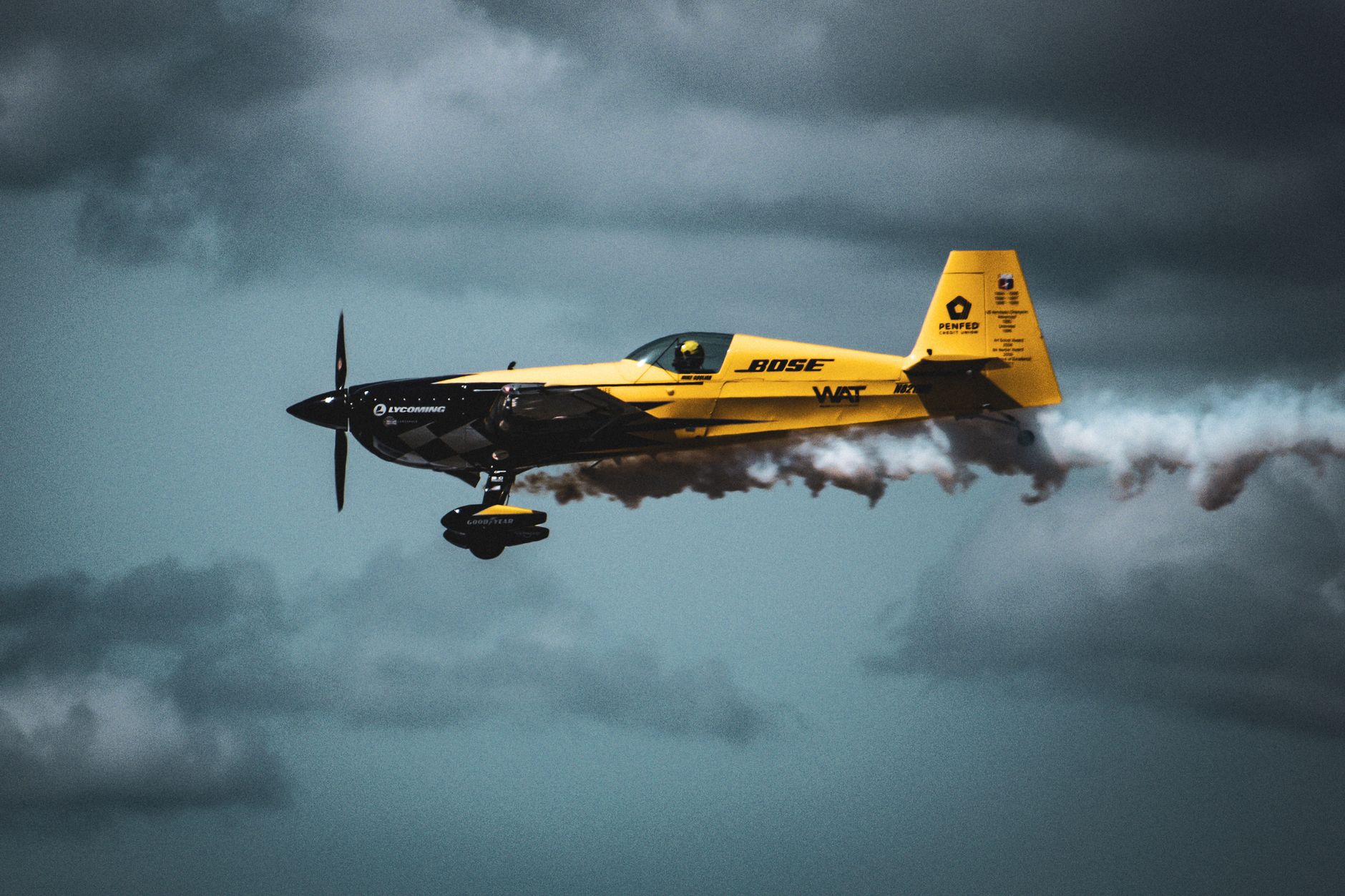Aviatrix oyununda gökyüzünde yükselen uçak ve artan çarpan değeri