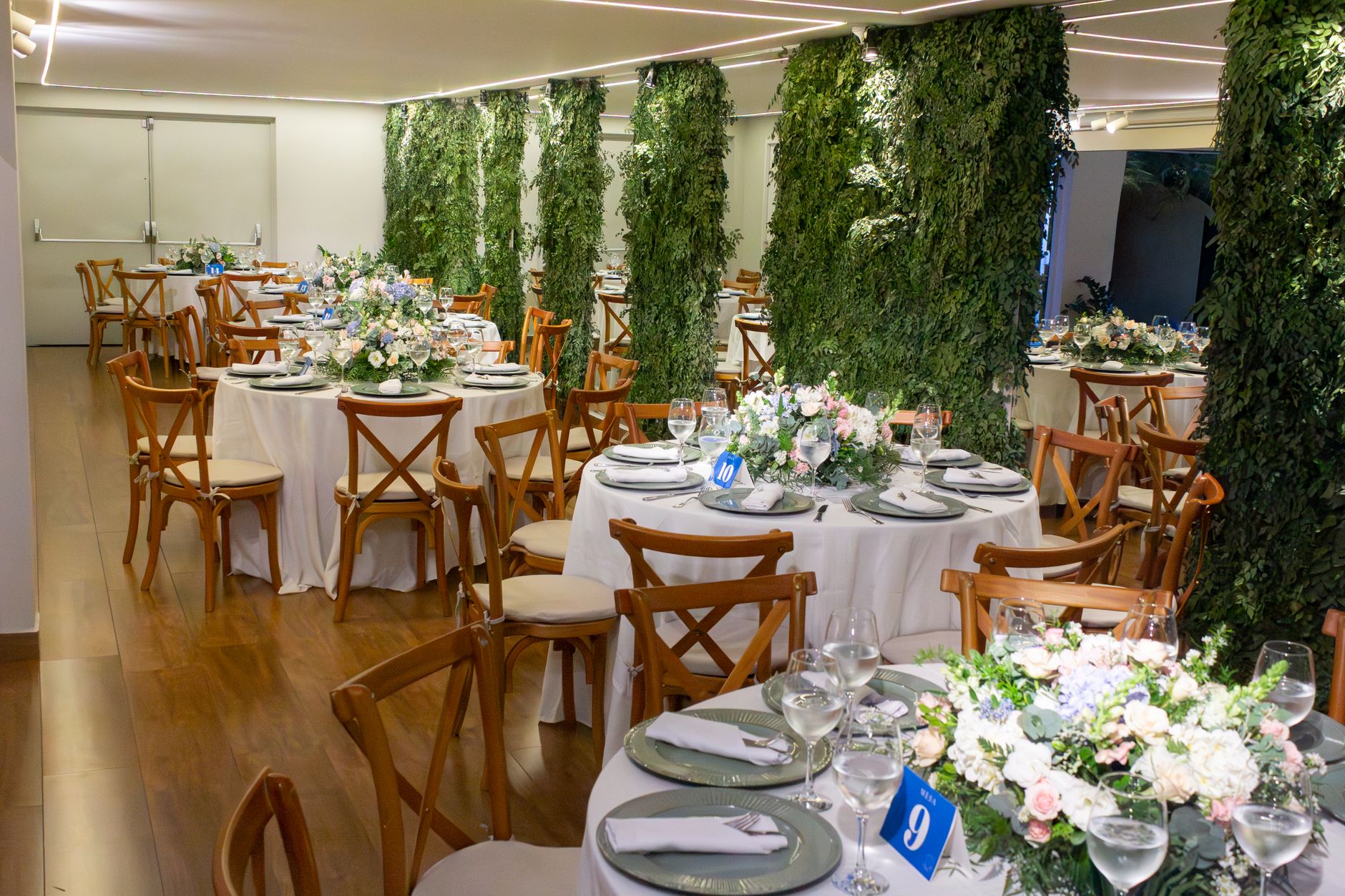 Beautifully adorned wedding reception setup with floral arrangements in São Paulo, Brazil.
