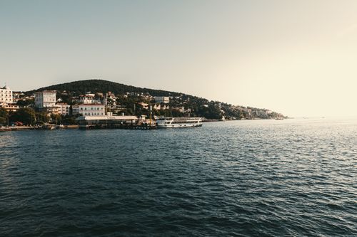 Free A picturesque view of Buyukada Island with ferry and waterfront houses during the day. Stock Photo