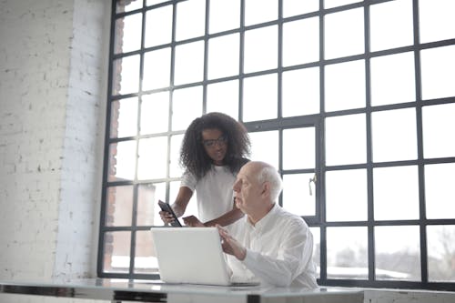 Gratis stockfoto met Afro-Amerikaans, anders, assistent