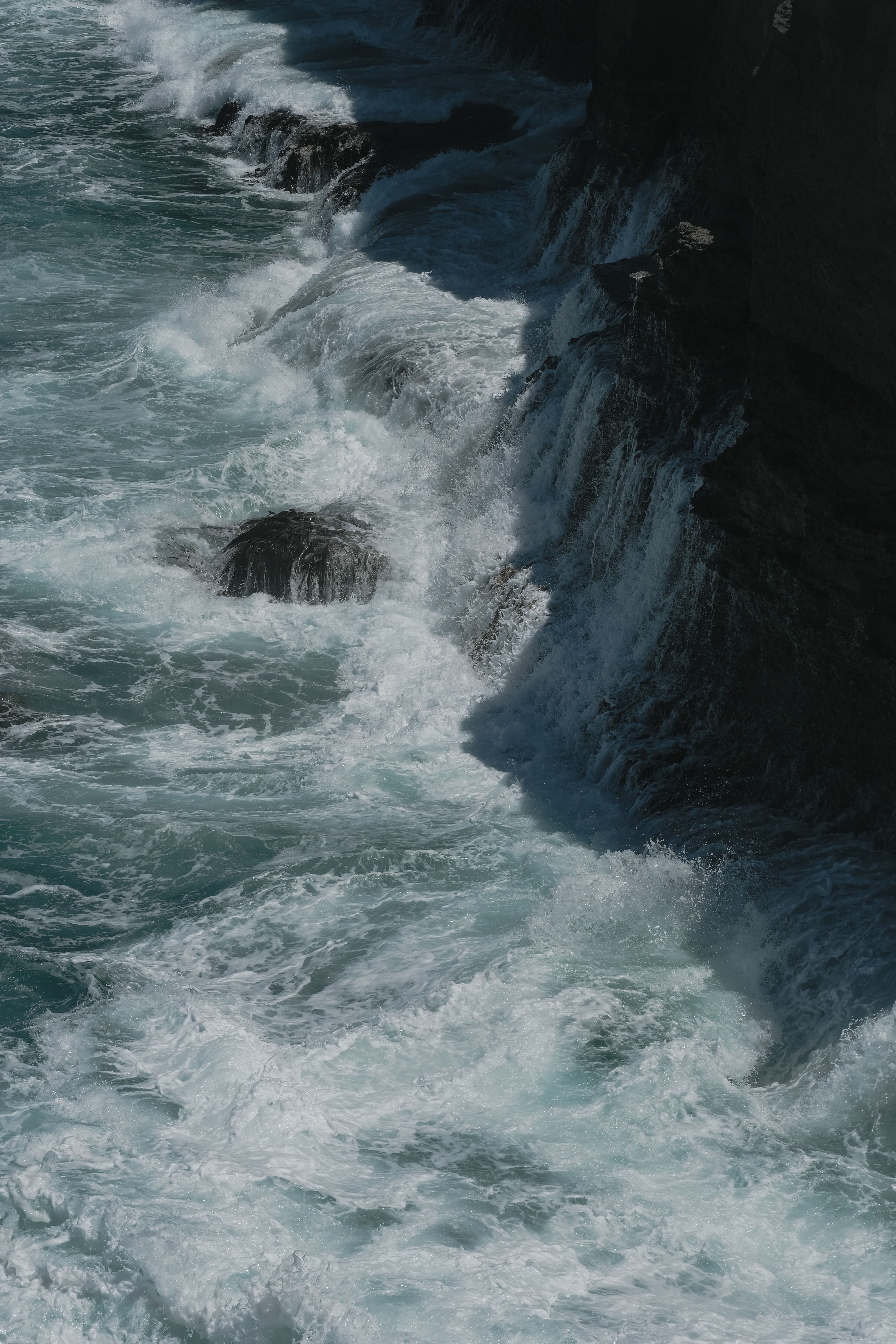 Ocean Waves Crashing on Rocky Shore · Free Stock Photo