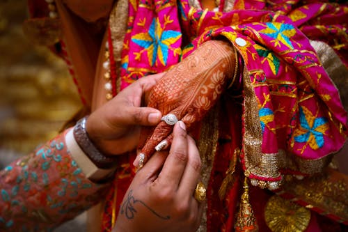 在传统的婚礼仪式上播种给男人戒指的印度男人