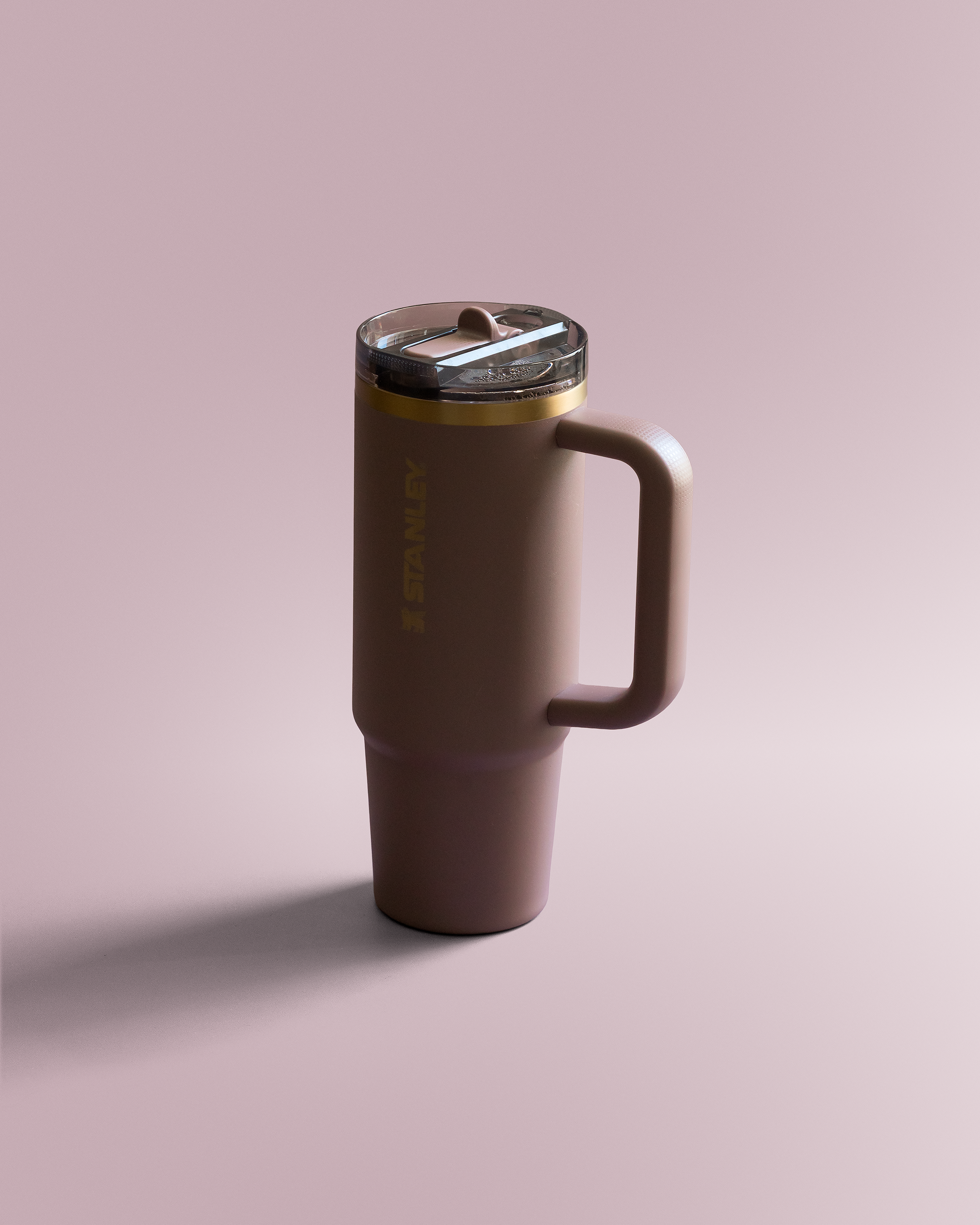 Taza De Viaje Minimalista Rosa Sobre Fondo Rosa · Foto de stock gratuita