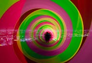 夜间，彩色光画创造出具有城市景观轮廓的隧道效果