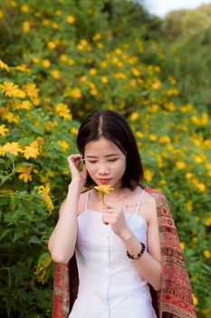 一位年轻女子在郁郁葱葱的黄色花园里，享受着宁静的时刻，自由与美丽尽显无遗