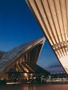 悉尼歌剧院在充满活力的夜空下展现出独特的建筑动态视图