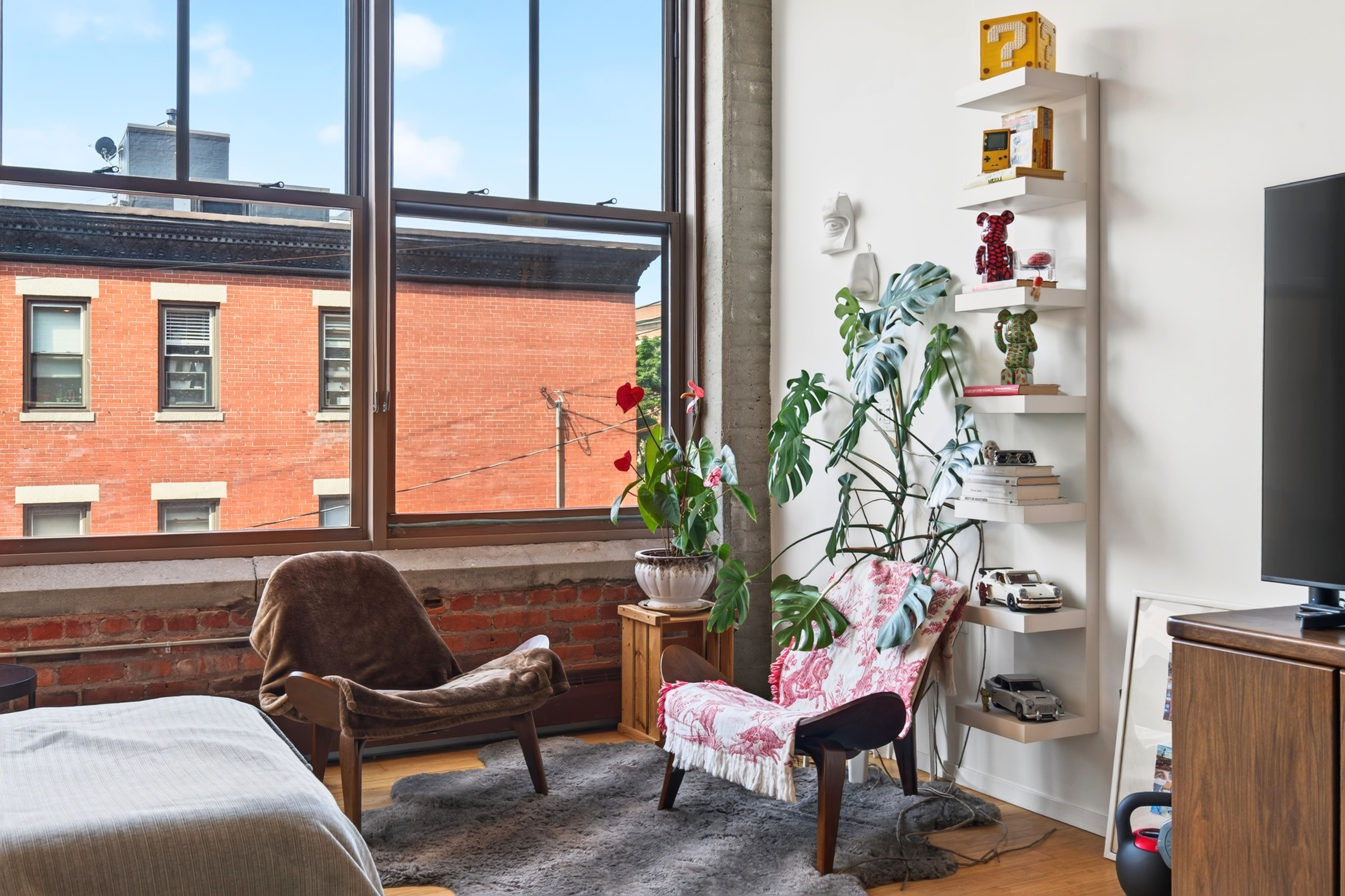 Bel appartement à Boston au design industriel, avec de grandes fenêtres et une décoration éclectique.