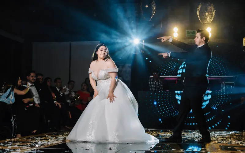 novia probándose vestido espalda abierta con pedrería