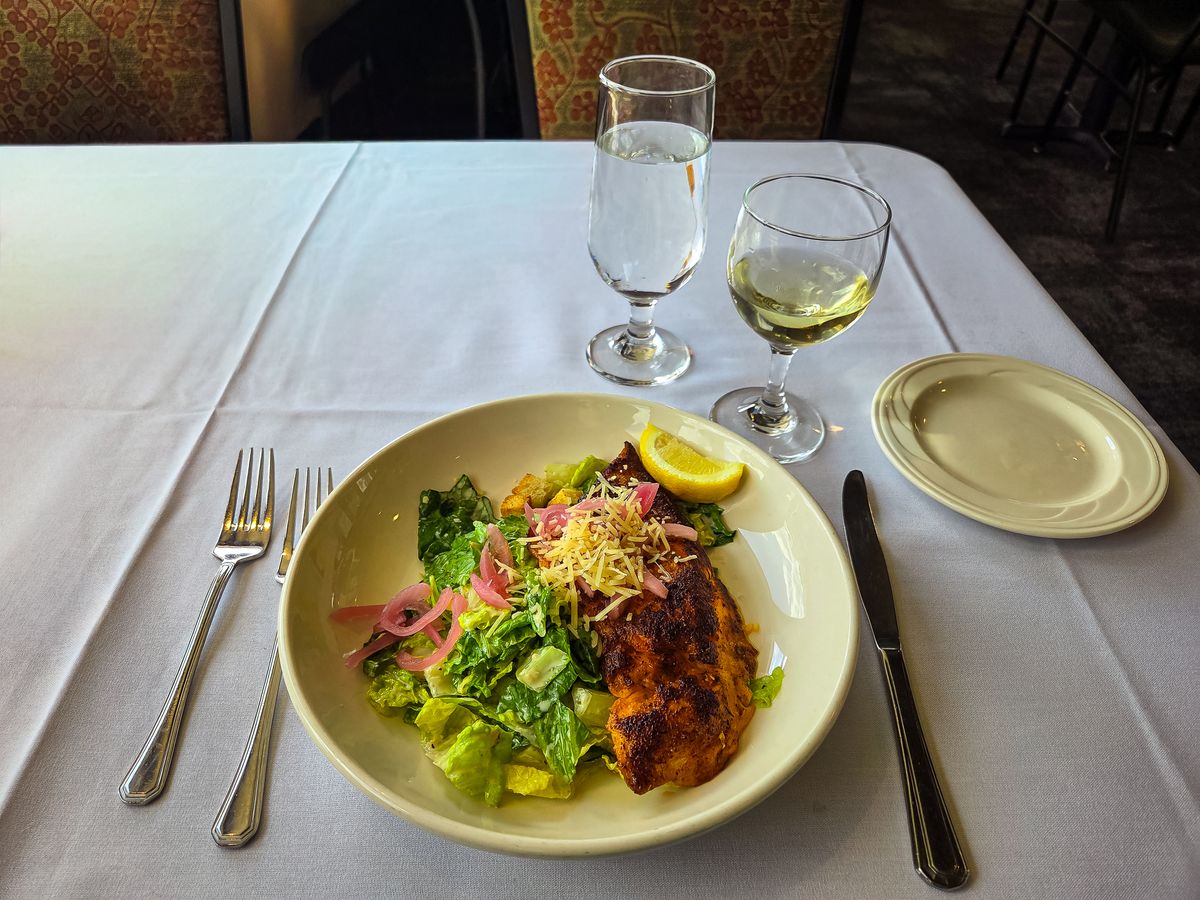 Merluza a la plancha con ensalada, receta con su lista de la compra