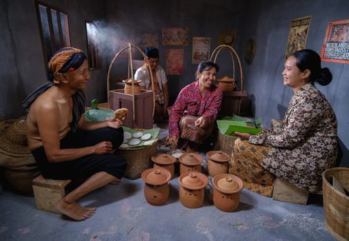 Local vendors preparing traditional food in a Javanese kitchen, Jakarta, Indonesia. - Fotografer Sidoarjo