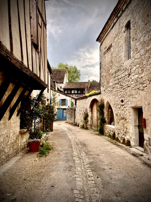 Free Picturesque street in Issigeac, Nouvelle-Aquitaine, showcasing traditional French architecture. Stock Photo