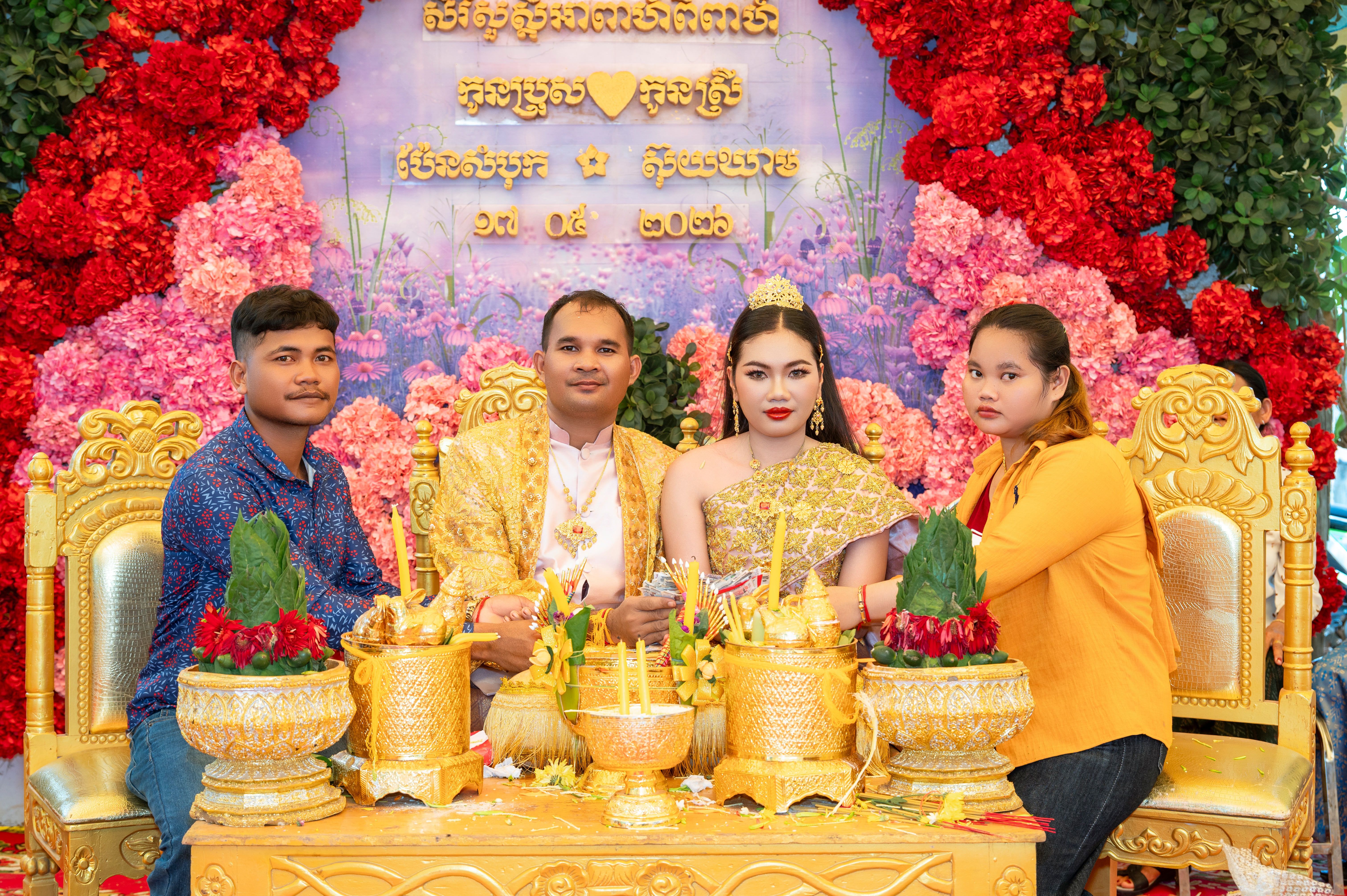 បុគ្គលិកស្ទូឌីយោ Live Dealer កំពុងចែកបៀ Blackjack នៅតុមានកាមេរ៉ា និងអេក្រង់តាមដាន