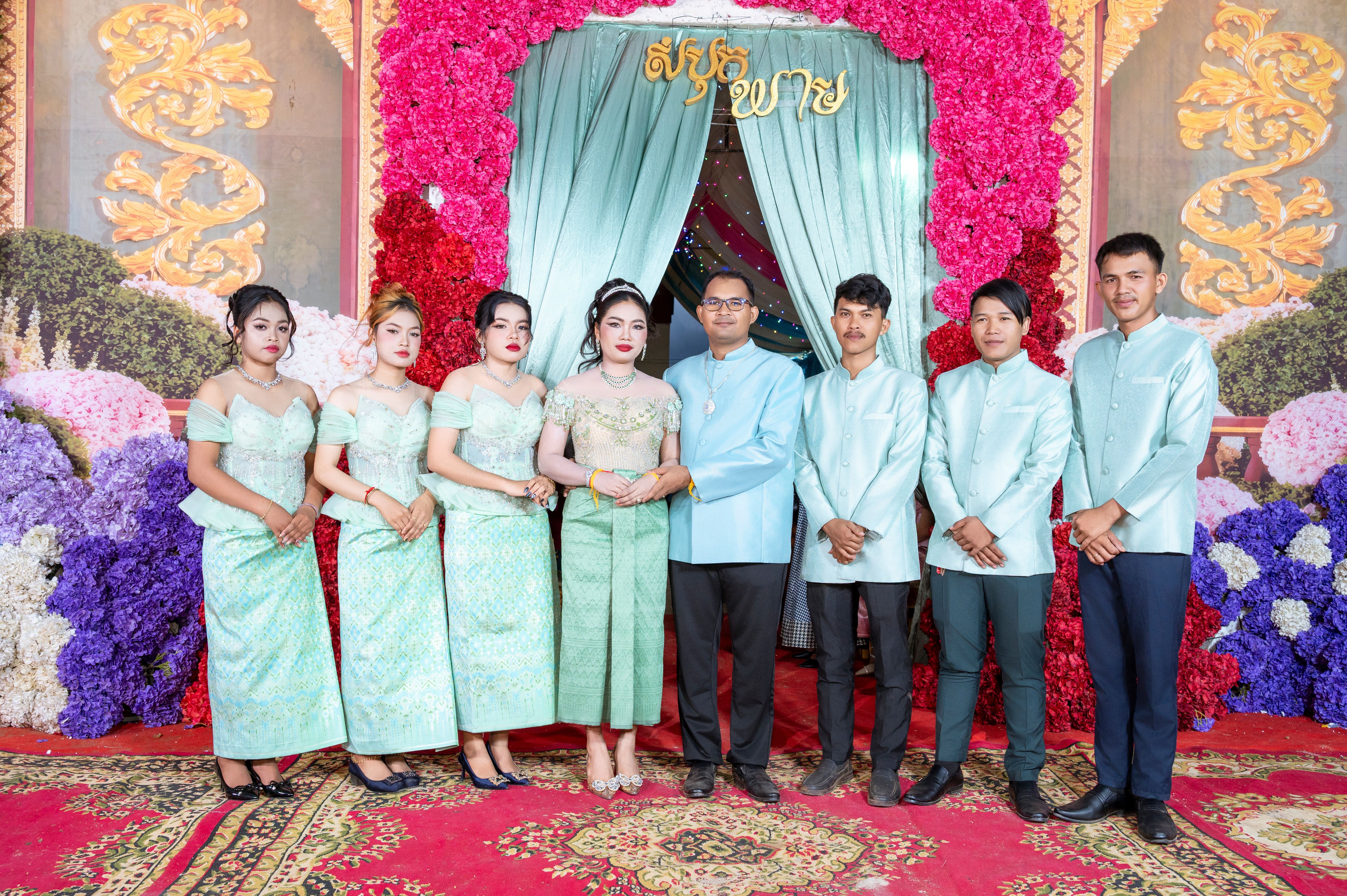 မိုဘိုင်းဖုန်းပေါ်တွင် တိုက်ရိုက်ကာစီနိုစားပွဲကို ကြည့်နေသည့် ကစားသမား၏ လက်နှင့် ငွေပေးချေမှုမျက်နှာပြင်