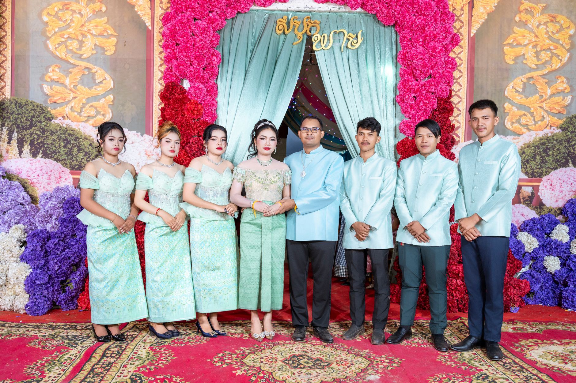 မိုဘိုင်းဖုန်းပေါ်တွင် တိုက်ရိုက်ကာစီနိုစားပွဲကို ကြည့်နေသည့် ကစားသမား၏ လက်နှင့် ငွေပေးချေမှုမျက်နှာပြင်