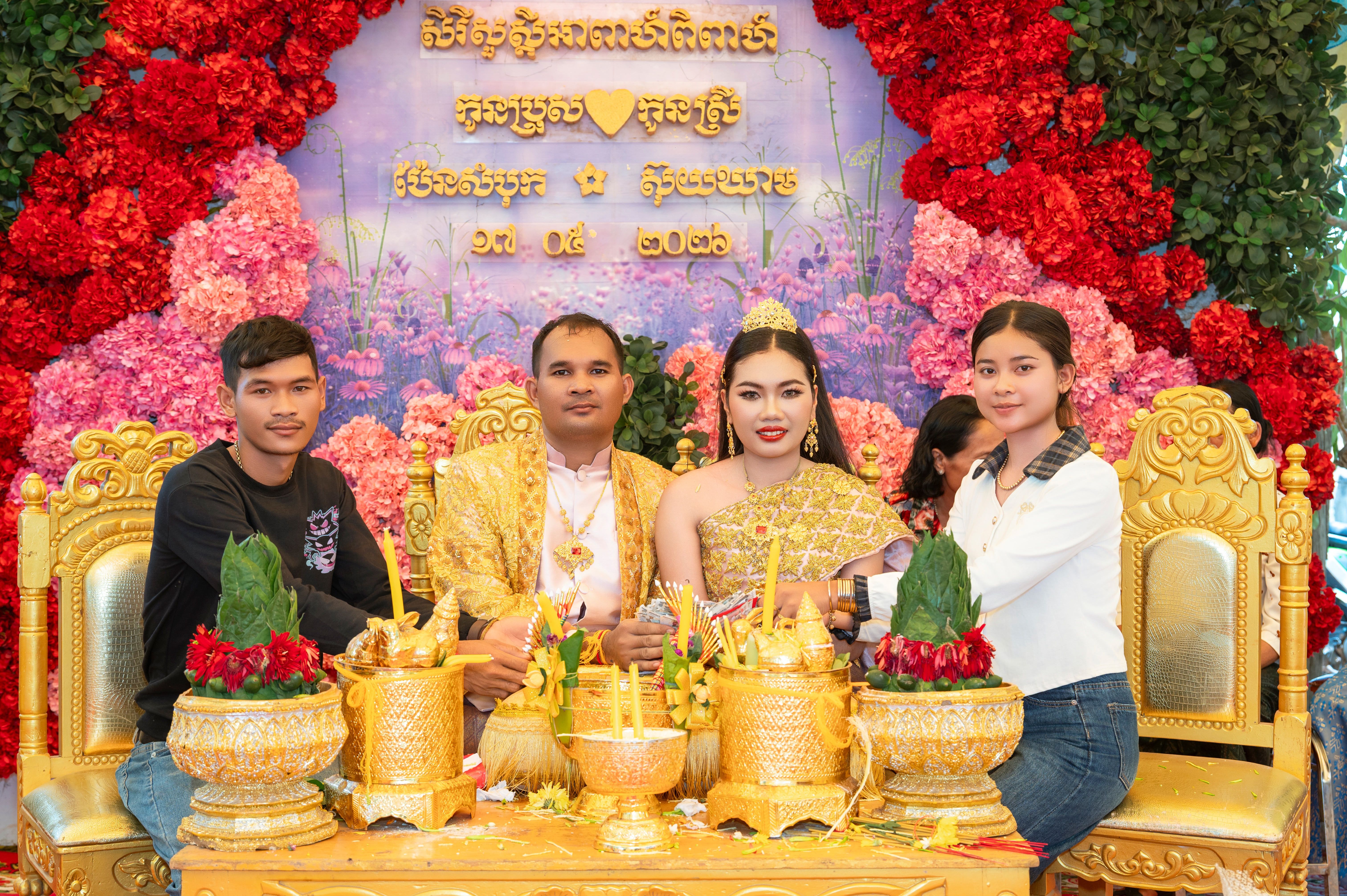 អេក្រង់កុំព្យូទ័របង្ហាញទំព័រផ្ទៀងផ្ទាត់អត្តសញ្ញាណ និងរូបសញ្ញាសោសុវត្ថិភាពនៅក្នុងការិយាល័យទំនើប
