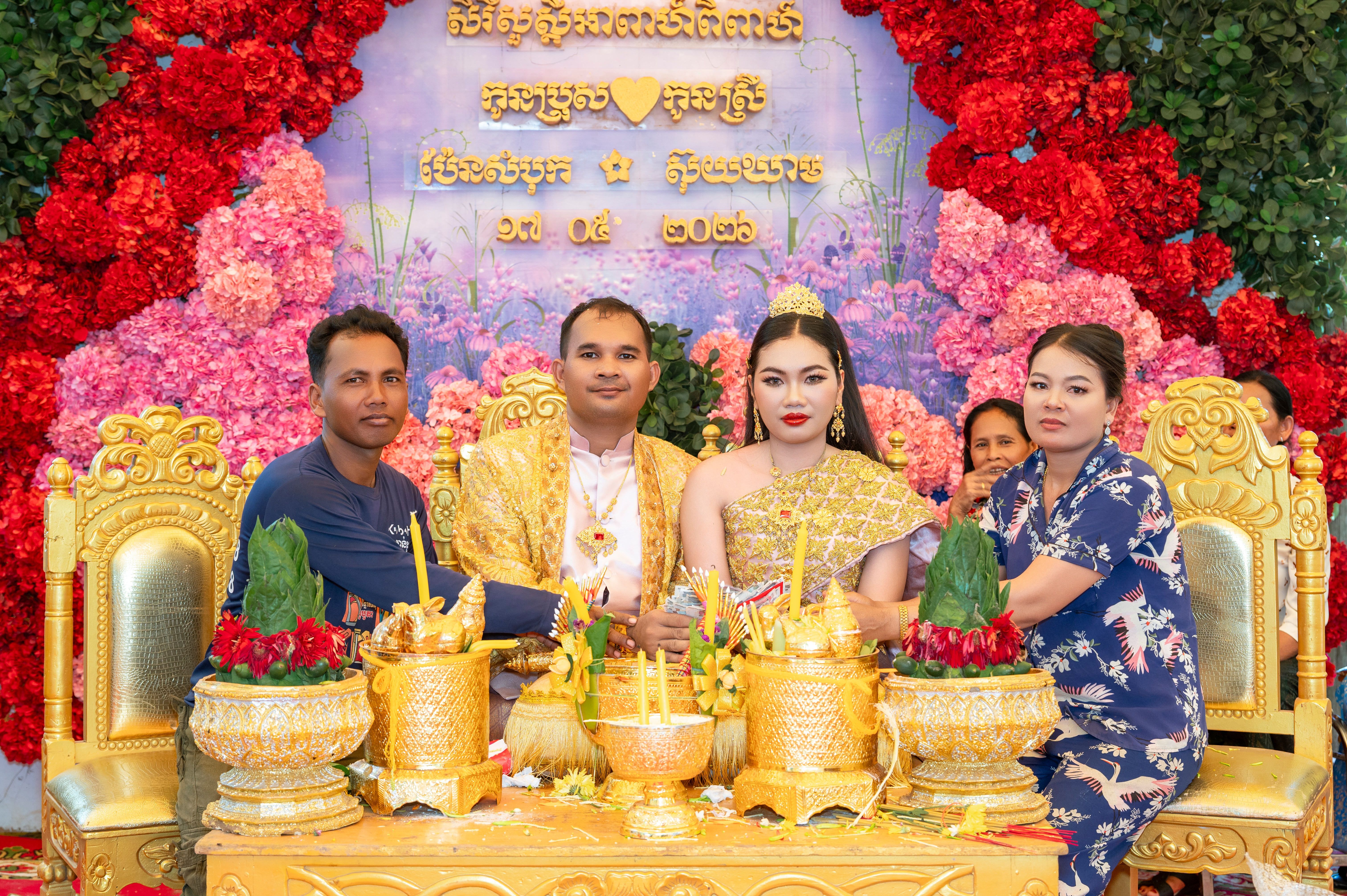 မီးရောင်စုံဖြင့် တောက်ပနေသော ခေတ်မီကာစီနိုခန်းမတွင် စလော့စက်များနှင့် စားပွဲဂိမ်းများကို မြင်တွေ့ရသောမြင်ကွင်း