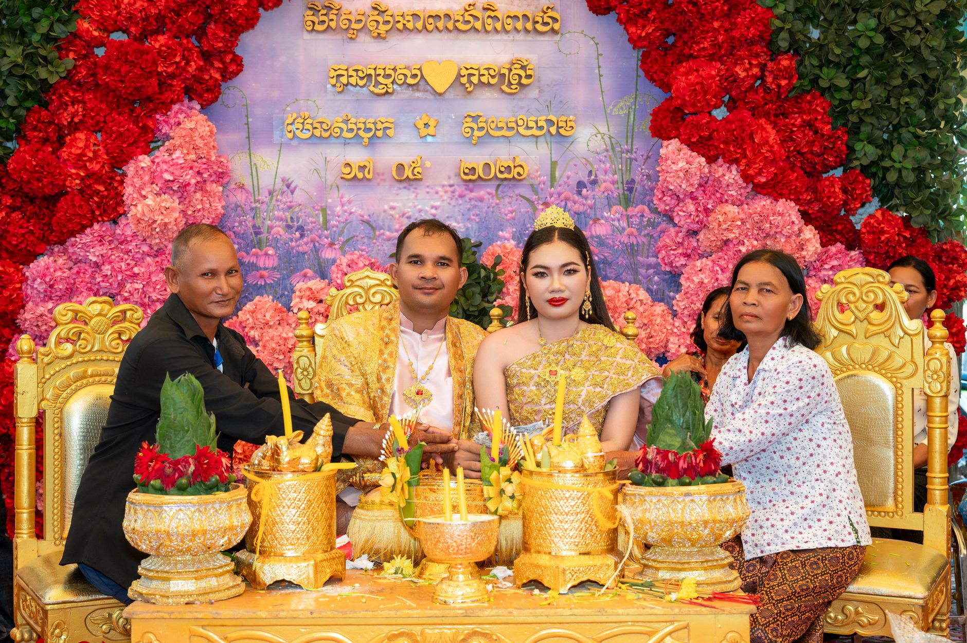 អ្នកគាំទ្រជាច្រើនកំពុងមើលការប្រកួតបាល់ទាត់លើអេក្រង់ធំនៅមជ្ឈមណ្ឌលអ្នកគាំទ្រឡូសអង់ជឺឡេសពេលយប់