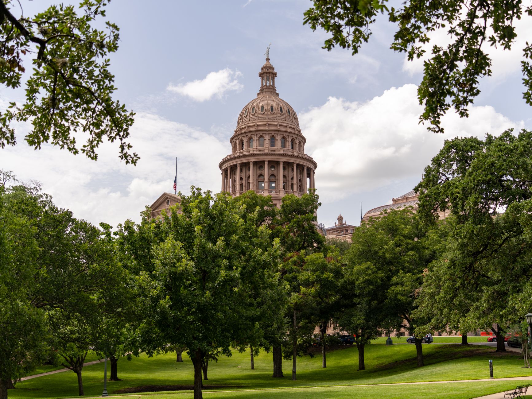 Federal immigration agent shooting incident in Austin Texas